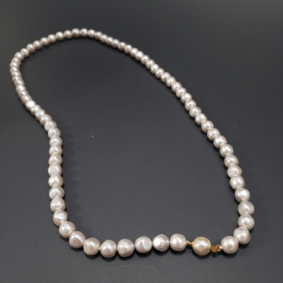 VINTAGE Silvery Faux Pearl Unique Necklace - Picture 2 of 5